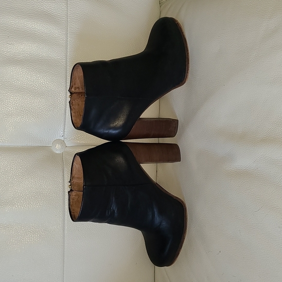 Vince Camuto black leather booties - Picture 3 of 11